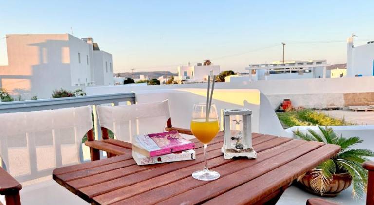 Serviced apartment with patio — photo 3