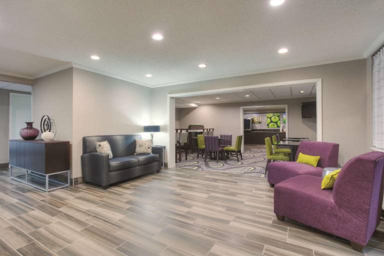 La Quinta Inn & Suites by Wyndham Atlanta Roswell — photo 3