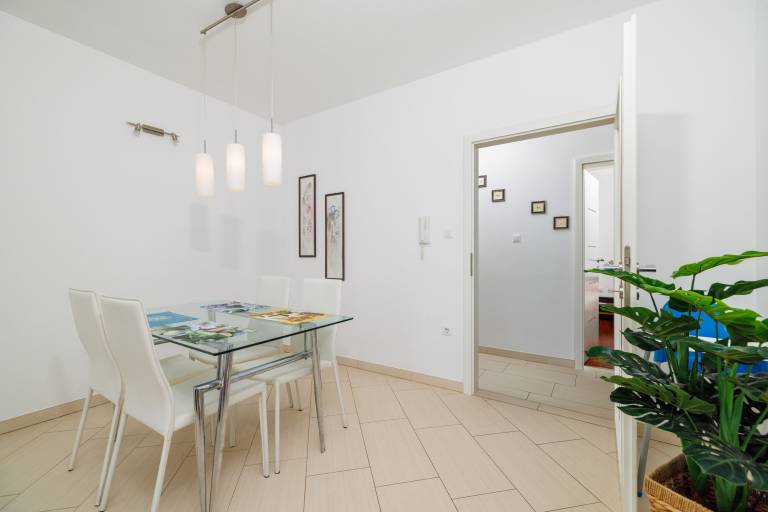 Rental apartment with terrace & yard | Garden view — photo 4