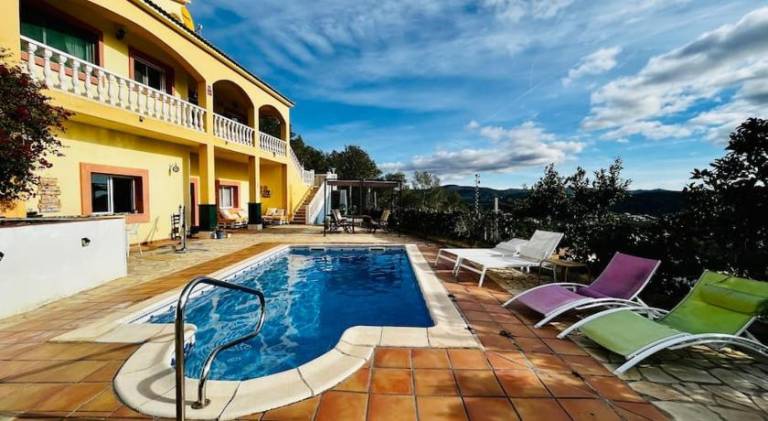 Vacation home with private pool, garden & grill in Vilafranca del Penedes