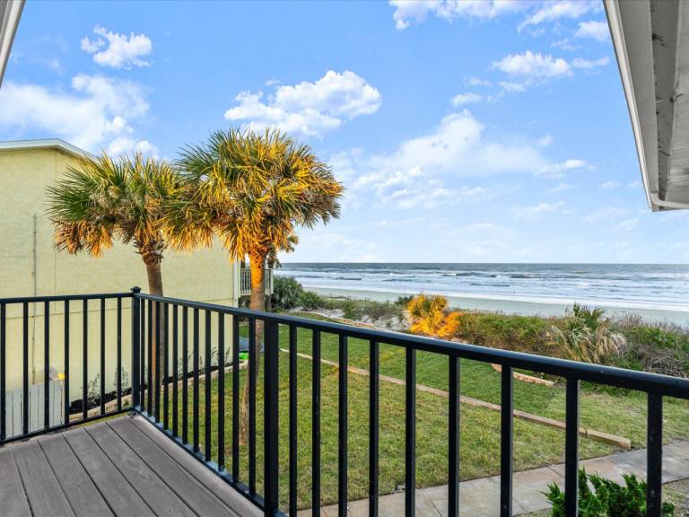 Blue Skies 2 Bed Oceanfront Updated Kitchen
