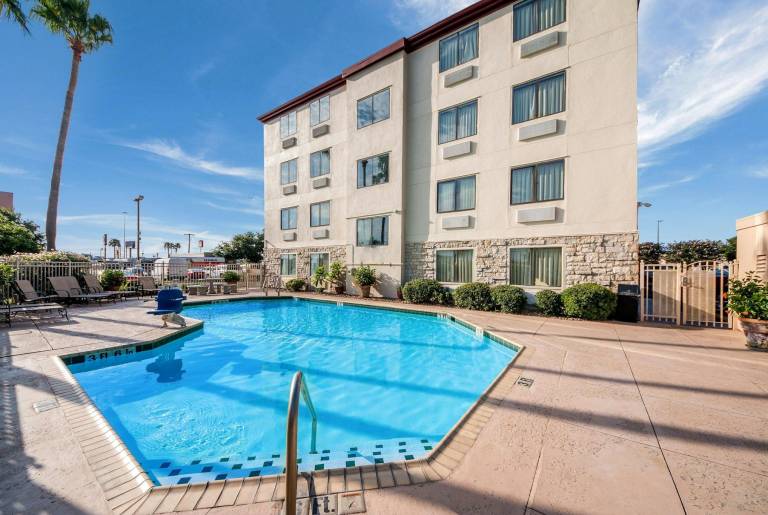 Red Roof Inn Laredo — photo 4