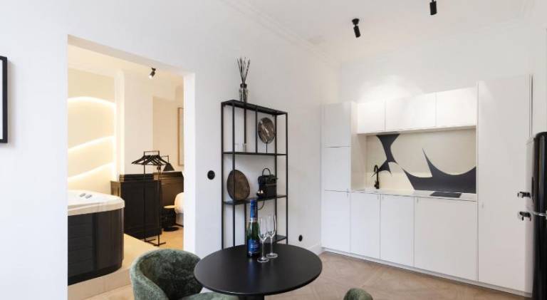 Apartment with hot tub — photo 4