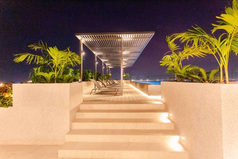 Serviced apartment with terrace, pool & yard — photo 4