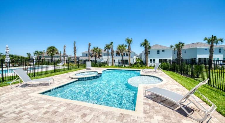 House with pool — photo 2