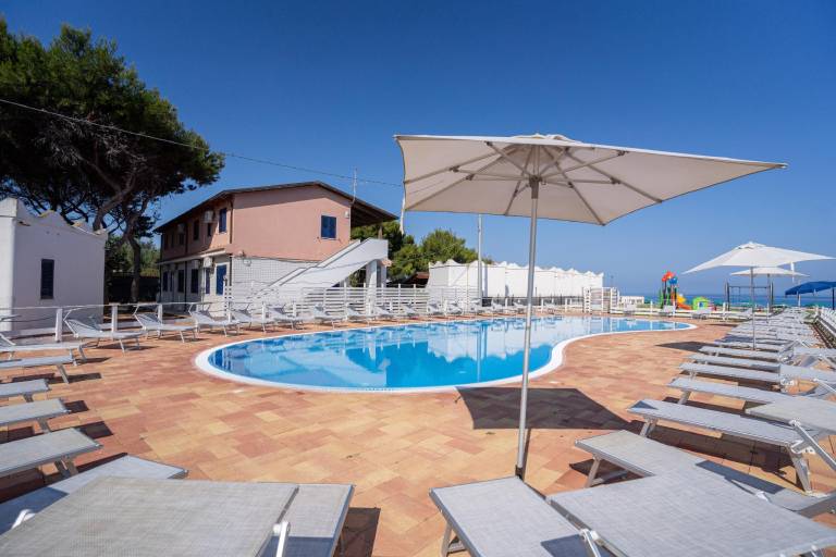 Lovely holiday apartment with pool, patio & yard | Next to the beach | Pets are welcome — photo 3