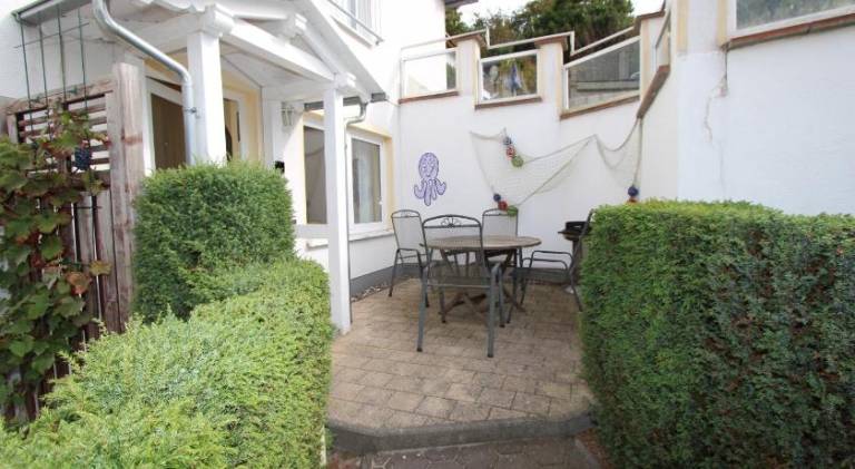 Apartment with yard, patio & barbecue — photo 4