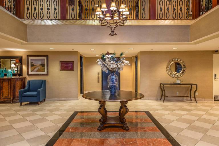 Clarion Collection Hotel Arlington Court Suites — photo 3
