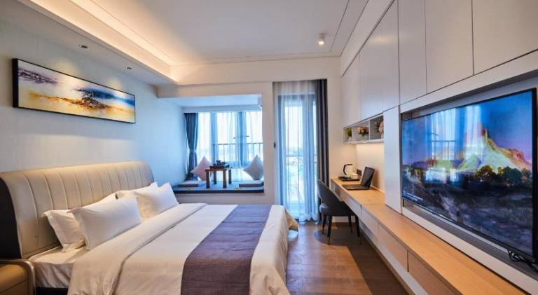 Serviced apartment with yard & terrace — photo 2