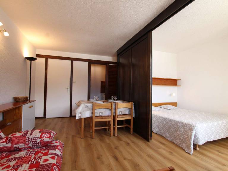 Studio sleeping area 4 pers, southwest balcony, Serre-Chevalier — photo 3
