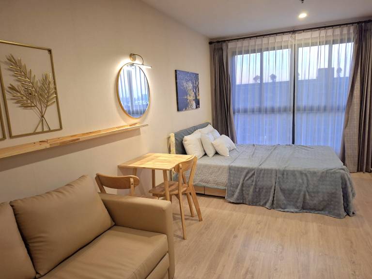 Family-oriented charming studio with yard, pool & sauna | City view