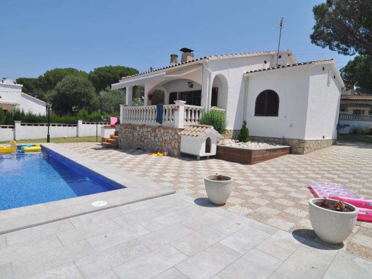 Villa with private pool, garden & BBQ — photo 3