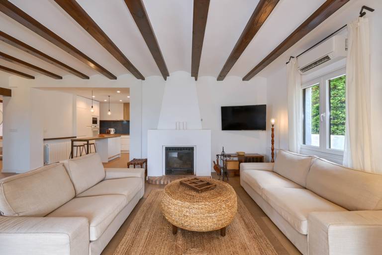 Family-friendly villa with barbecue, private pool & yard | Water view | Pet-friendly — photo 2
