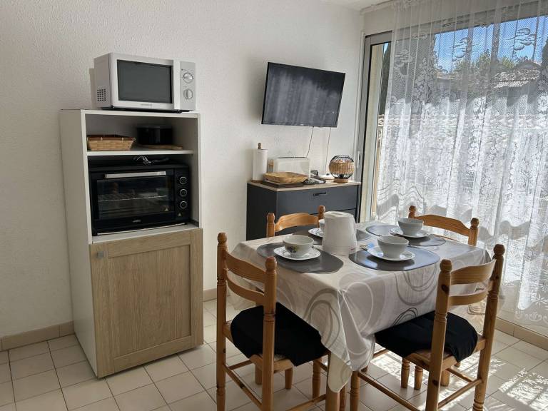 Downtown 1BR Apartment with Bunks, Near Beach & Port, Private Parking Included — photo 4
