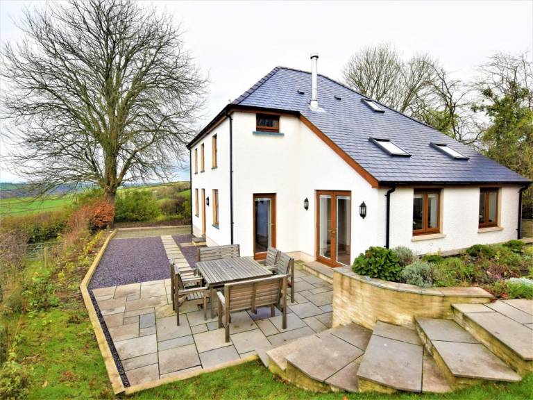 Cottage with jacuzzi & yard in Carmarthen