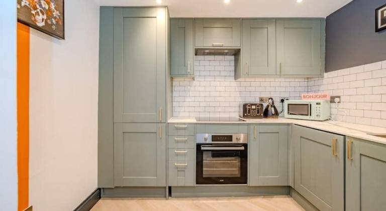 Three bedroom Flat 2 Bathrooms I Super Central locationI Next to Brighton Beach — photo 3