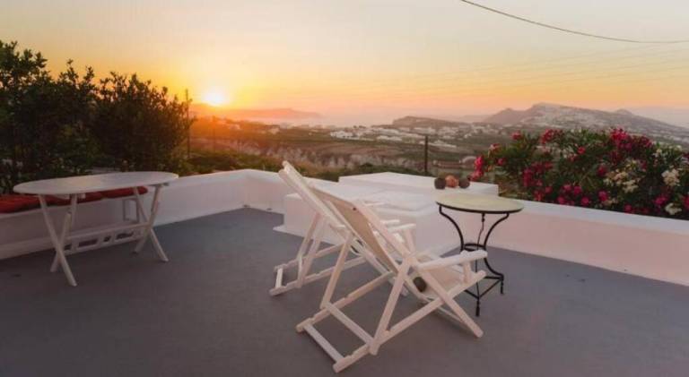 Villa with hot tub & yard | Good for workation in Santorini