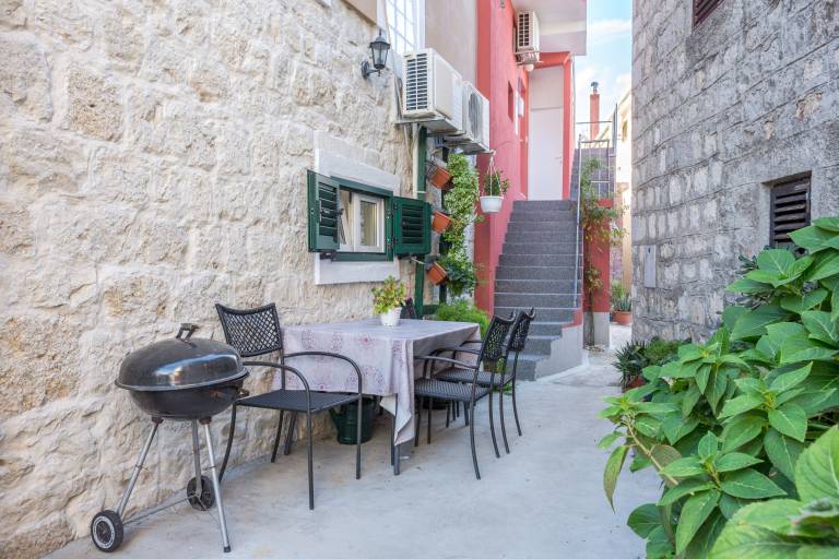 Holiday apartment with terrace & BBQ in Trogir