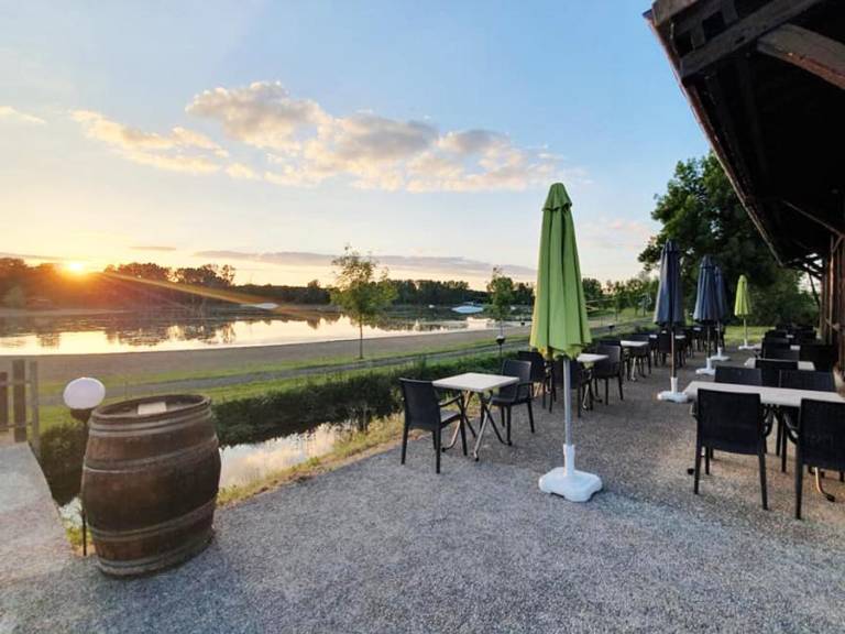 Pleasant vacation home with terrace | Next to the beach | Pets allowed in Bressuire