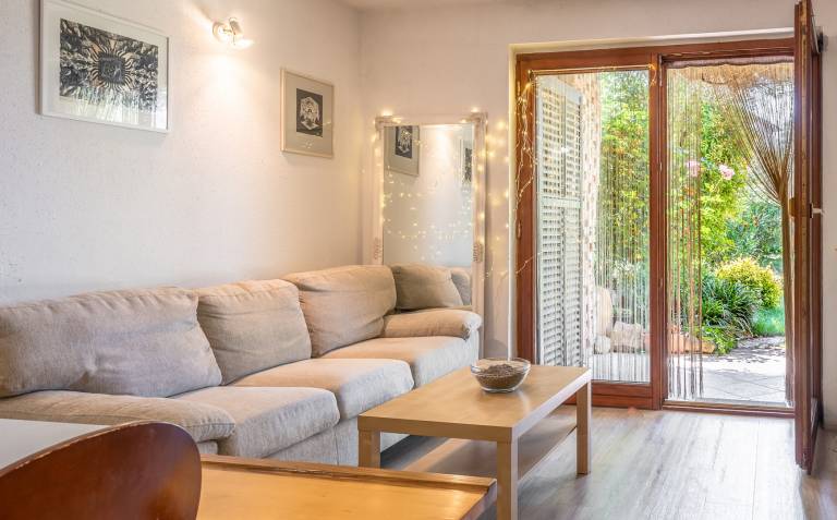 Holiday apartment with yard & terrace — photo 4