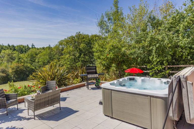 Cottage with jacuzzi, grill & garden — photo 3