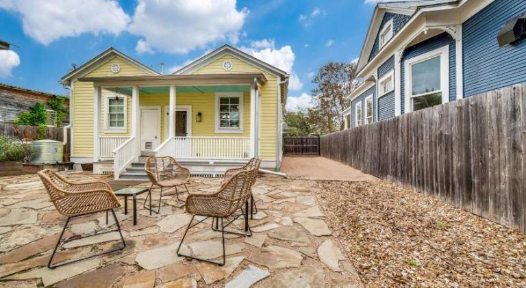 House with terrace, jacuzzi & yard | Near Tower of the Americas — photo 3