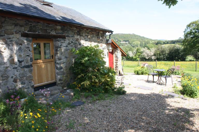 Cottage with yard — photo 2