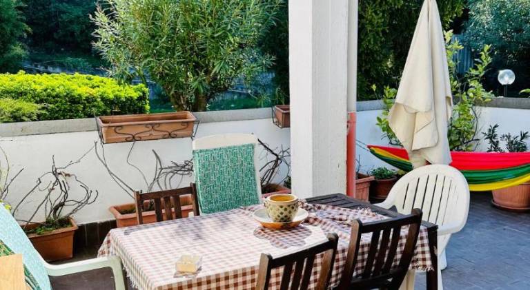 Rental apartment with patio & yard — photo 2