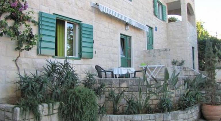 Rental apartment with BBQ in Postira