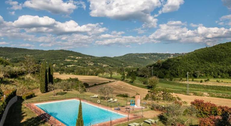 Farm with pool, yard & jacuzzi — photo 3