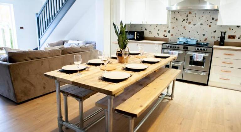 Cotswolds-Stroud-4 bed home-Sleeps 10-Work or Leisure — photo 3