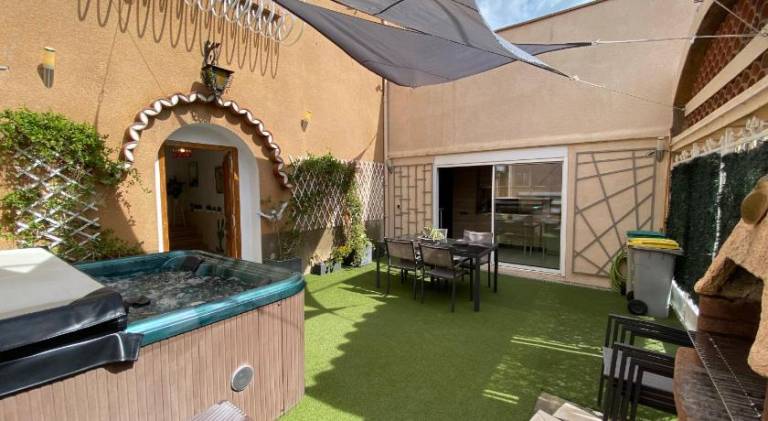 House with hot tub in Torreilles