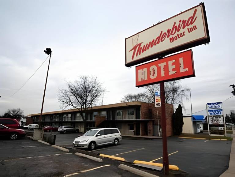 Thunderbird Motor Inn in Baraboo, WI