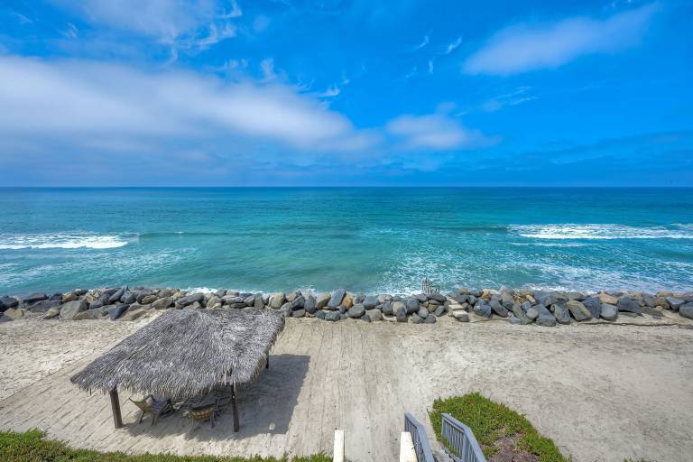 Oceanfront 4BR Private Beach 2 Patios BBQ — photo 5