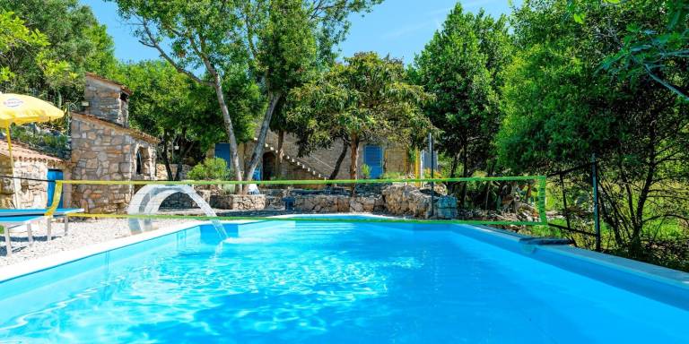 Vacation home with private pool, terrace & BBQ | Water view — photo 3