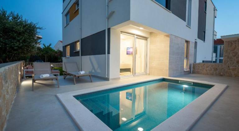 Rental apartment with terrace, garden & private pool — photo 2