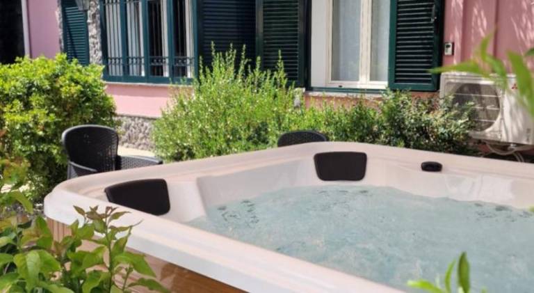 Vacation home with hot tub — photo 4