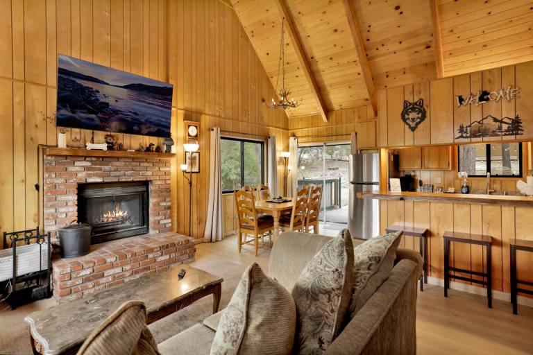 Family-friendly pleasant cabin with BBQ & hot tub | Lake view | Pets allowed — photo 3