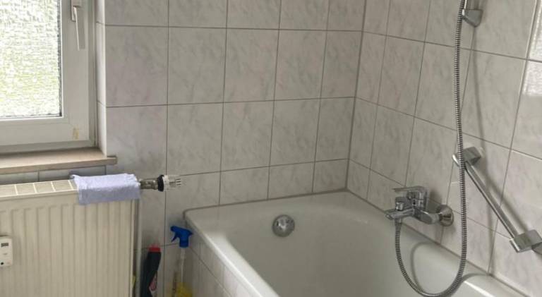 Self check in ganzes Apartment 40 m zwei Schlafzimmer Wlan Parkplatz eigenes Badezimmer mit Badewann — photo 5