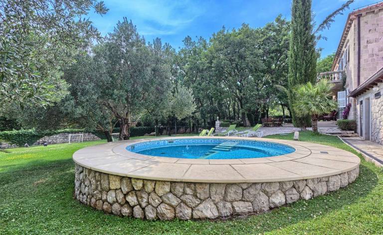 Fully equipped villa with private pool, yard & barbeque | Pool view | Pets allowed — photo 5