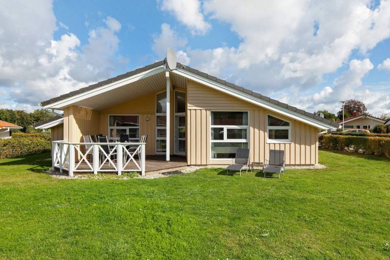 Vacation home with sauna, garden & grill — photo 4
