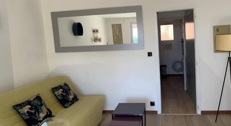 Holiday apartment with pool in Hyères
