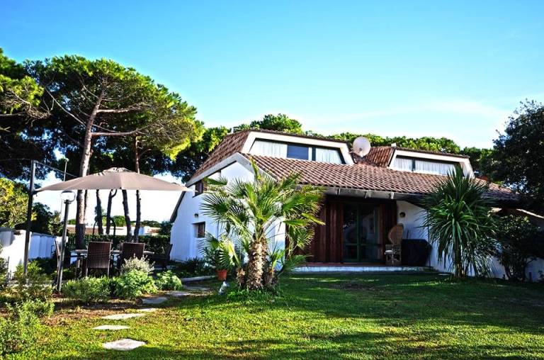 Villa with garden — photo 2