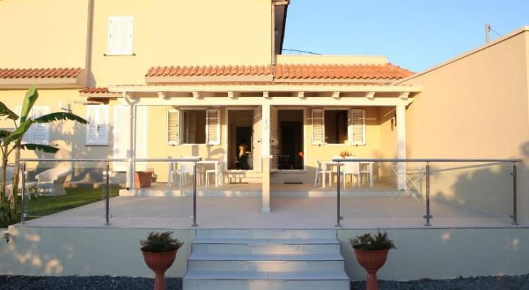Beautiful holiday apartment with pool, barbeque & yard | Beach nearby | Pet-friendly — photo 4