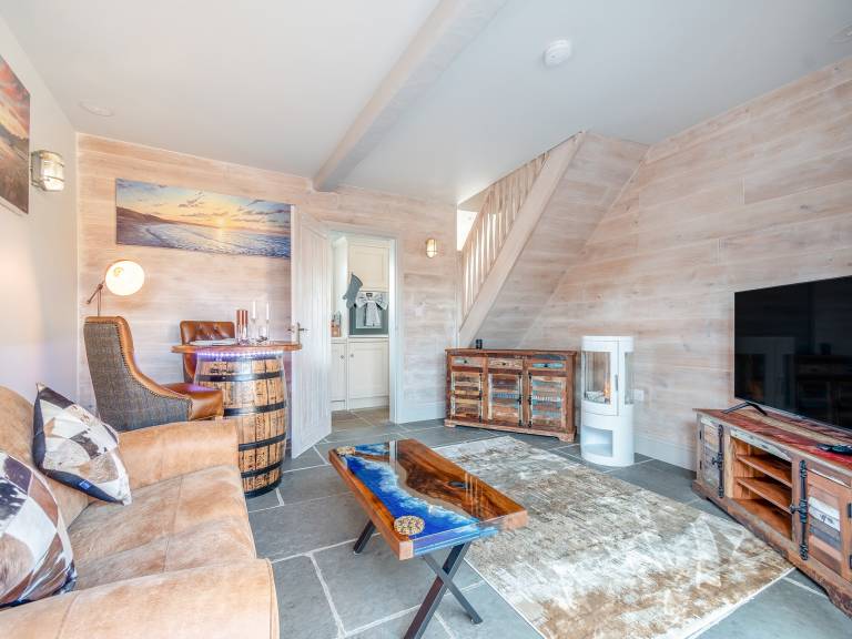 Cottage with hot tub & garden | River view — photo 3