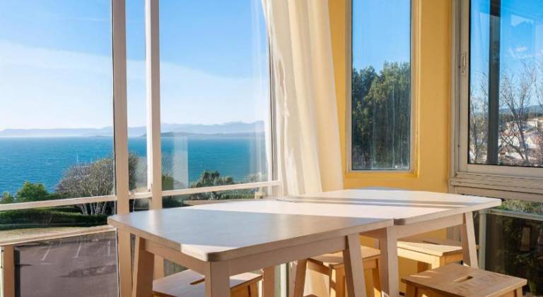 Pleasant holiday apartment with pool | Next to the beach | Dogs allowed in Six-Fours-les-Plages