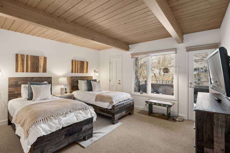 Children-friendly lovely condo with private pool & patio | Ski nearby | Pet-friendly — photo 4