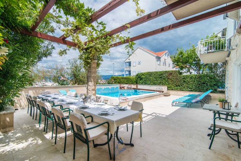 7-BR Beachfront Villa with Seaside Terrace and Heated Swimming Pool — photo 4