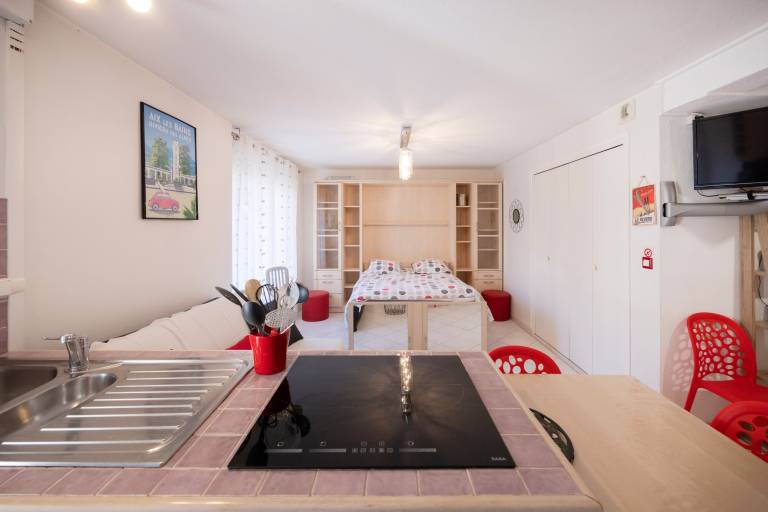 Studio Montcalm with Shared Pool, Wi-Fi, and Parking — photo 2