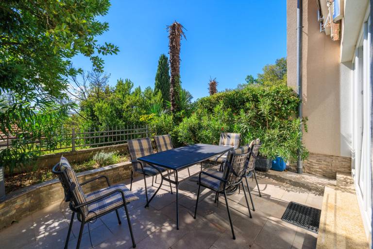 Rental apartment with terrace & yard | Garden view in Crikvenica